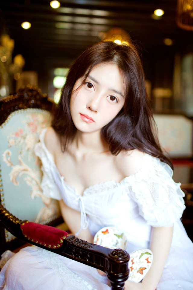 “呵~”刘璋无奈的笑了起来，外面响起了喊杀声，虽然民心所向，但终究还是有那么一批人选择了反抗，哪怕这份反抗，在此时已经没有任何意义。